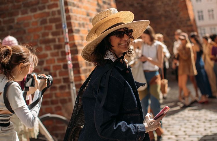 De la paille au crochet : 5 chapeaux qui se démarquent cet été 2026