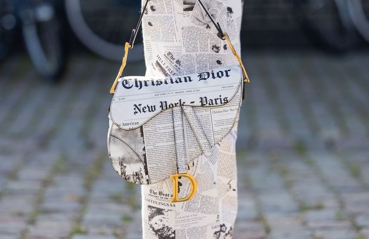 Chez Dior, Jonathan Anderson fait revivre un imprimé culte des années 2000, popularisé par Carrie Bradshaw