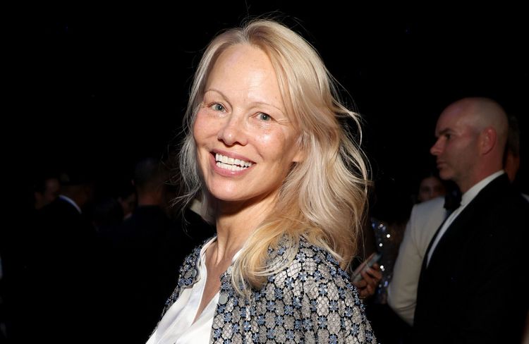 Méconnaissable, Pamela Anderson dit adieu au blond platine et adopte l’une des colorations les plus en vogue de la saison
