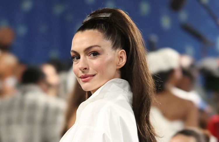 « Le Diable S’habille en Prada 2 » : Anne Hathaway délaisse son brun signature pour cette couleur inattendue