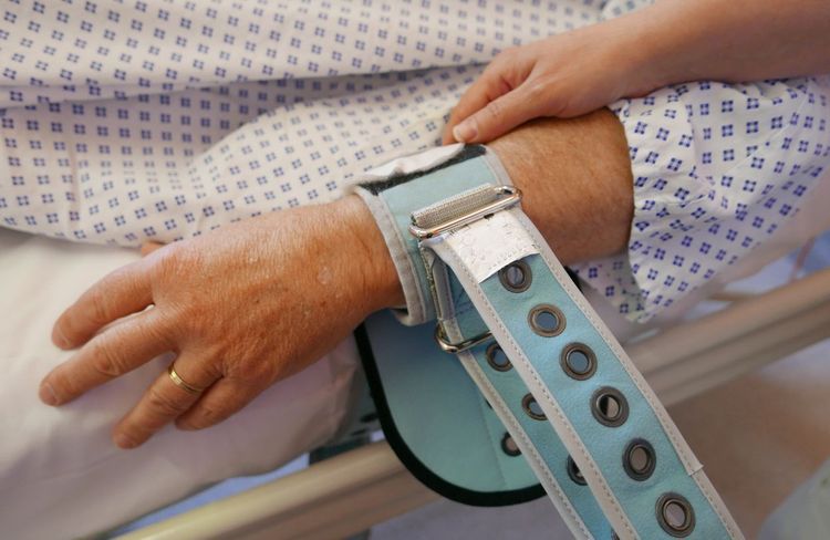 Psychiatrie : des familles demandent la fin d'une pratique qui consiste à attacher les patients