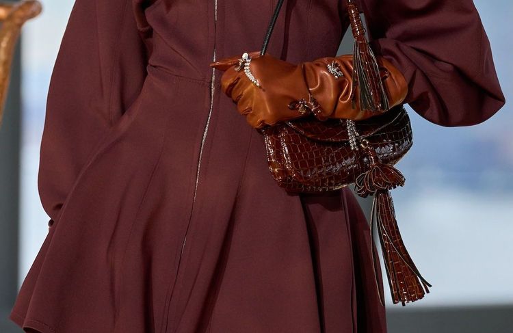 Le pompon : l'accessoire mi-rétro, mi-excentrique qui réveille avec humour nos tenues