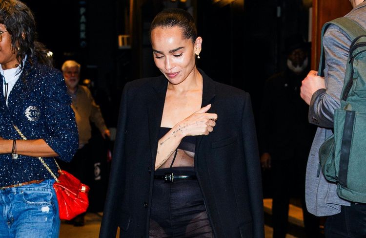 Zoë Kravitz prouve que la transparence peut être chic et sensuelle