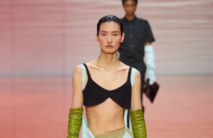 Effilochés, déconstruits, froissés : en 2026, on portera nos vêtements de manière étonnante