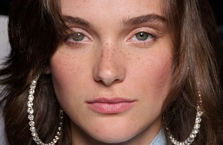 « Heat stoke makeup » : la tendance maquillage qui réchauffe le teint
