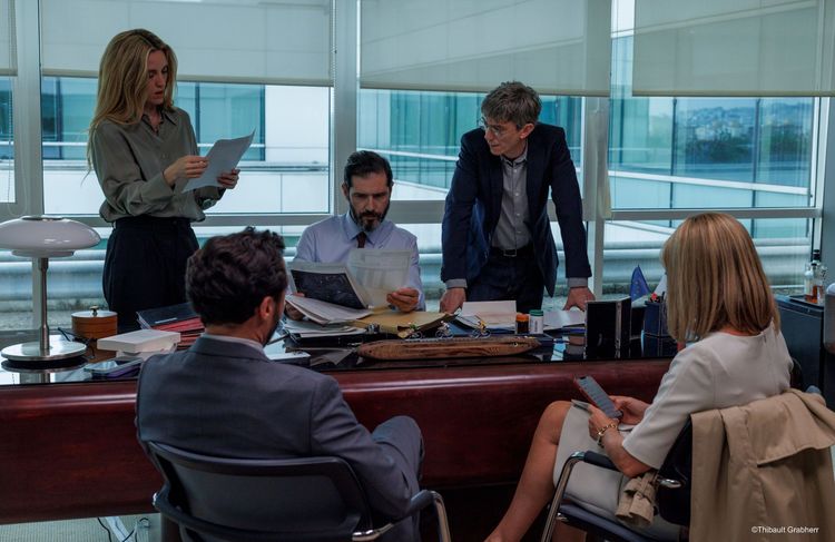 « Dans l’ombre » sur France 2 : que vaut la série adaptée du roman d’Édouard Philippe ?