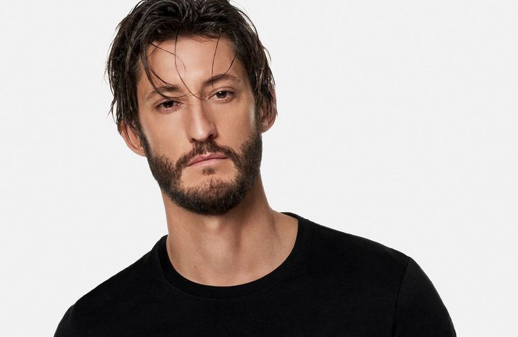 Le best of mode de la semaine : Pierre Niney prend la pose pour Omega, un sac banane élégant chez Polène...