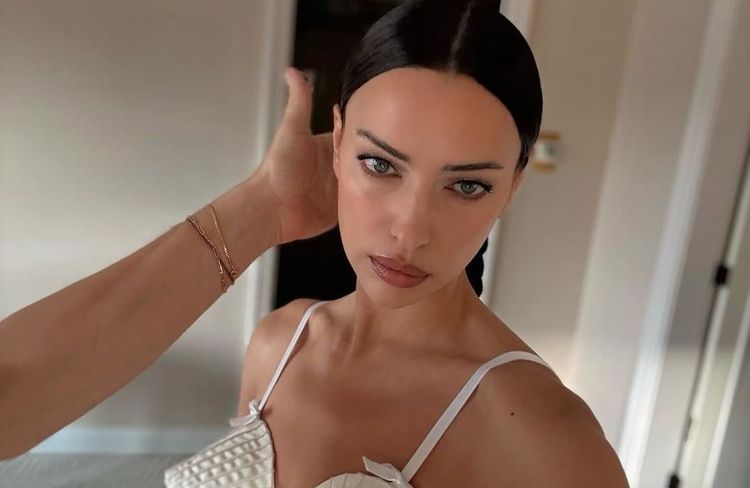 À presque 40 ans, Irina Shayk prouve que ce look beauté Y2K est toujours tendance
