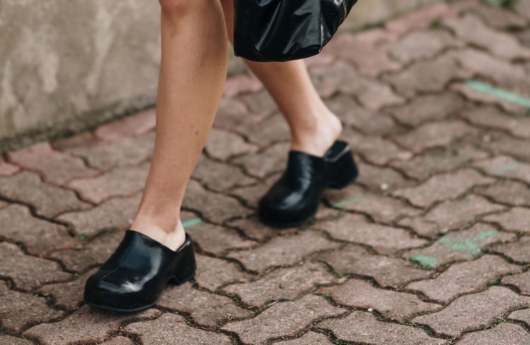 Ces ugly shoes adorées de nos grands mères pourraient bien remplacer nos paires de mules favorites