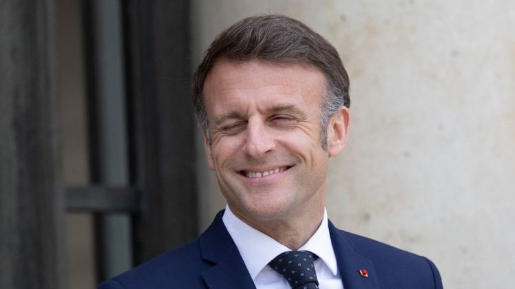 Emmanuel Macron : "J'ai une tour Eiffel dans le pantalon", cette remarque olé-olé au président