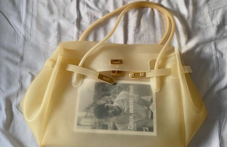 Qu’est-ce que le « Firkin », ce sac transparent et coloré qui fait déjà sensation cet été