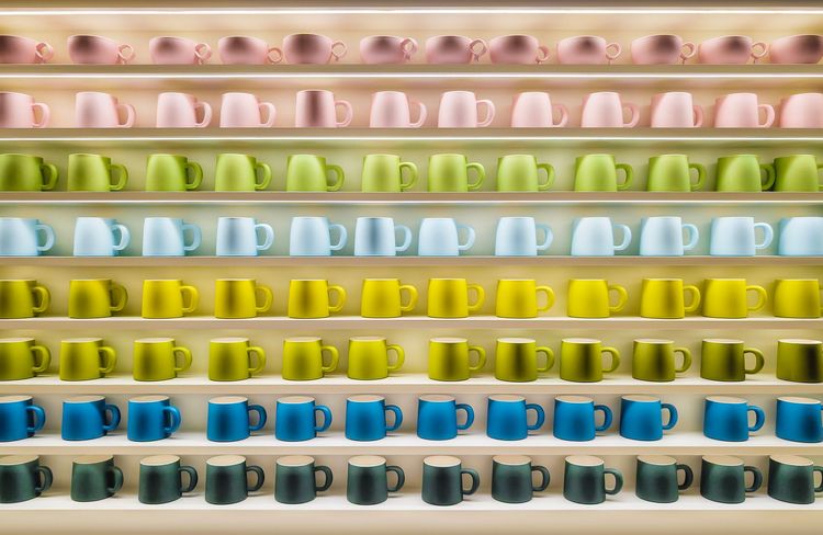 La « rainbow method », la tendance qui va mettre de l’ordre et de la couleur dans notre intérieur