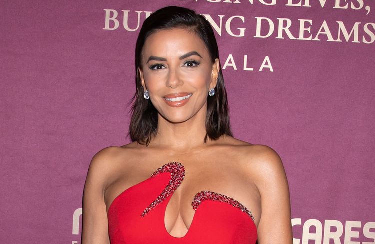 Wet hair et rouge sur les lèvres : Eva Longoria, sublime pour la saison des fêtes