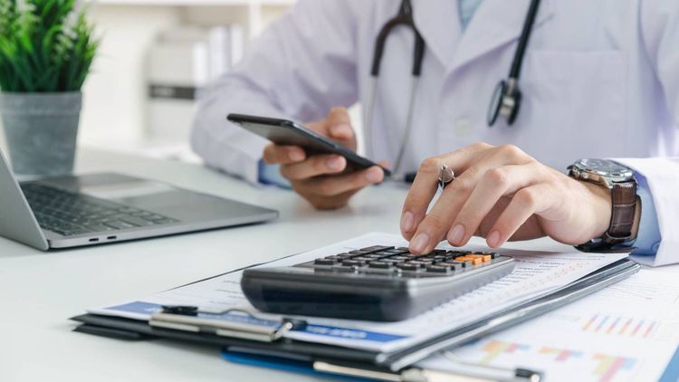 Budget 2025 : votre consultation chez le médecin bientôt moins bien remboursée ?
