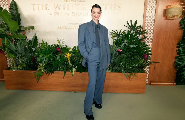 Charlotte Le Bon, chic et élégante en costume-cravate à la soirée « The White Lotus »