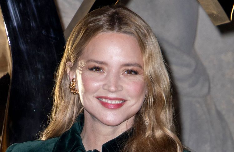 Fashion Week : Virginie Efira adopte la couleur de rouge à lèvres de l’automne