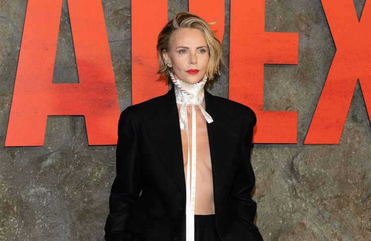 Veste portée à même la peau et collerette baroque : le look simple mais spectaculaire de Charlize Theron sur tapis rouge
