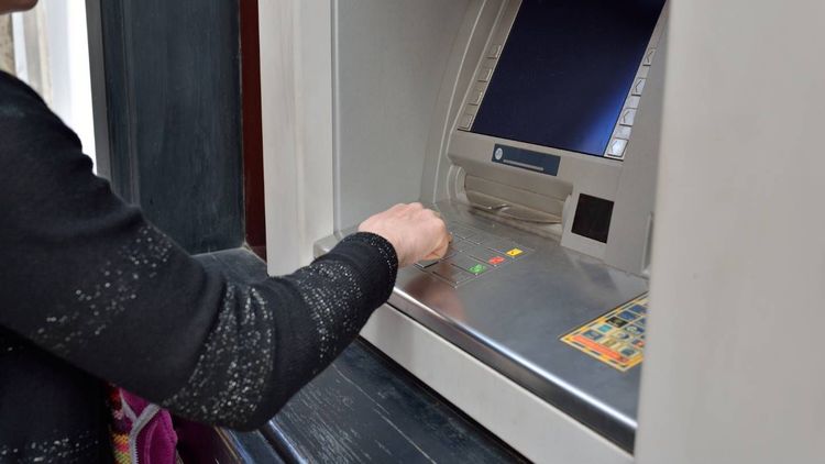 Retraits plus chers, cartons rouges pour l'énergie, échéances fiscales : les infos clés de ce mardi