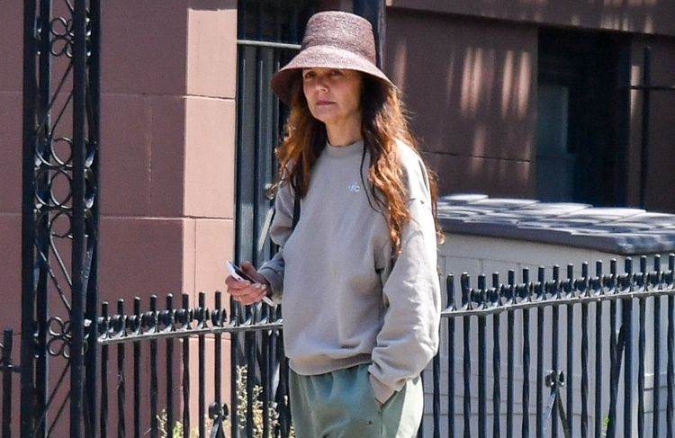 Après Dakota Johnson, Katie Holmes remet ces baskets iconiques des années 1990 au goût du jour