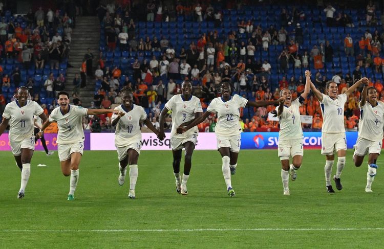 Euro 2025 : pourquoi les Bleues refusent de porter le brassard LGBTQIA+ ?
