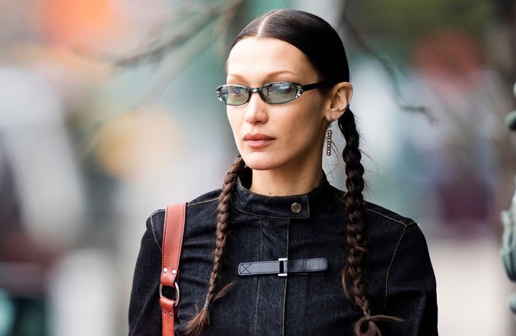 Bella Hadid remet au goût du jour la coiffure la plus simple (et pratique) de l’été