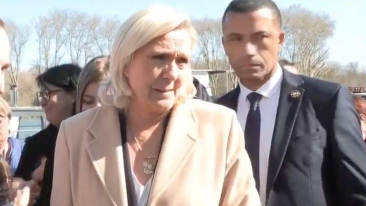 "Méfiez-vous" : Marine Le Pen compare Jordan Bardella à Emmanuel Macron face à une électrice en quête de jeunesse