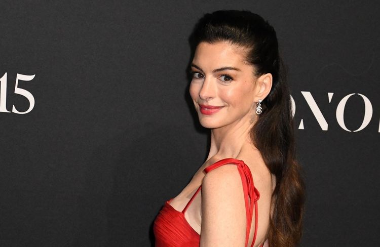 Changement : Anne Hathaway surprend avec une coloration bicolore très rock’n’roll