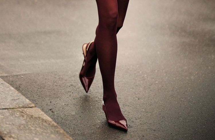 Assortir ses collants à ses chaussures, la tendance aperçue sur toutes les modeuses aux abords des défilés
