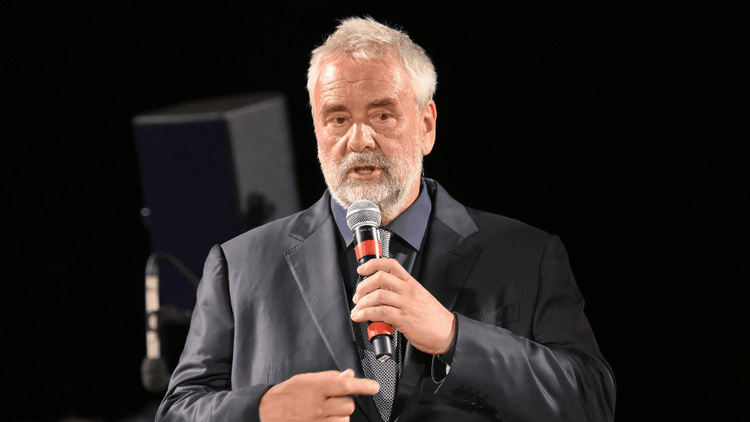 “Deux-trois fois dans le coma” : révélations glaçantes de Luc Besson sur son état de santé