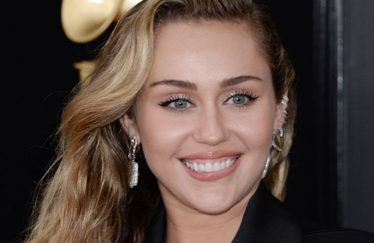 Fêtes de fin d’année : on s’inspire du chignon sophistiqué de Miley Cyrus