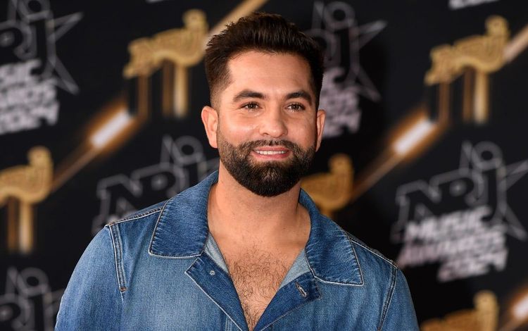 Kendji Girac épié par son équipe pendant ses vacances en famille, son manager le suit pour une raison particulière