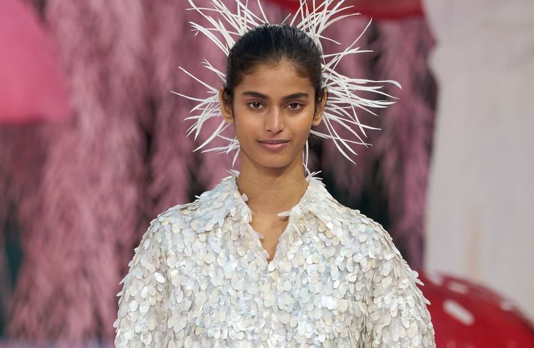 Qui est Bhavitha Mandava, le mannequin indien découvert dans le métro à New York et devenue nouvelle ambassadrice Chanel ?