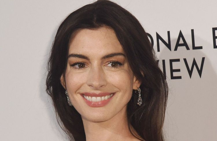 Ultra sexy, Anne Hathaway succombe à la frange asymétrique