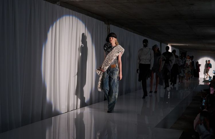 ELLE Debriefe - Fashion Week jour 1 : Des pantalons portés à l’envers, le nouveau geste mode qui fait parler