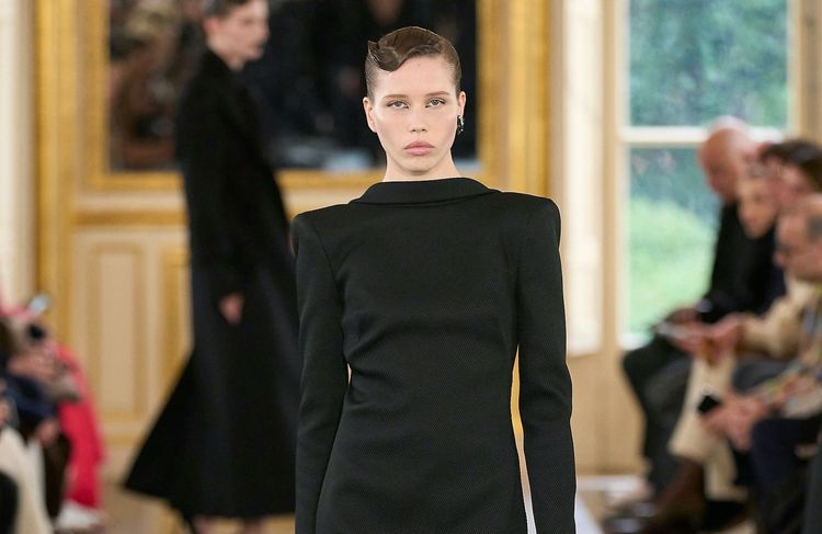 Élégante et intemporelle, voici la robe que l’on ne quittera pas cet automne