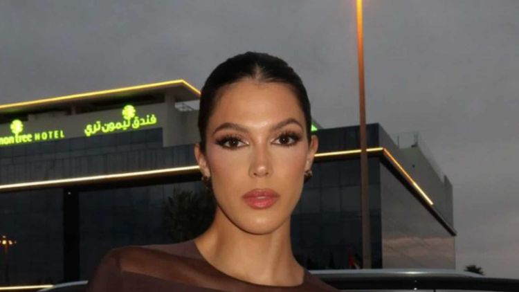 Iris Mittenaere : après avoir annoncé sa rupture avec Diego El Glaoui, elle s'affiche en maillot de bain à la plage et met le feu à la Toile !
