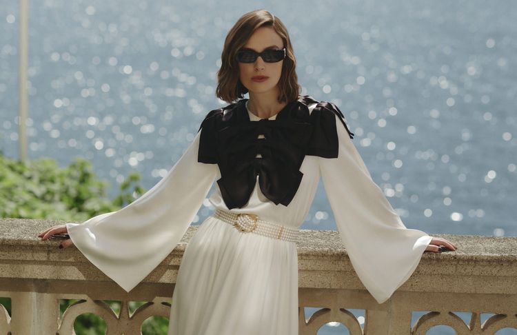 En robe immaculée et nœud délicat, Keira Knightley a fait sensation au défilé Chanel
