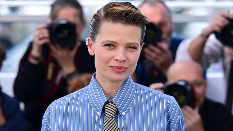 En couple avec Raphaël, Mélanie Thierry confie qu'"il est plus simple de faire des scènes d’amour avec une femme"