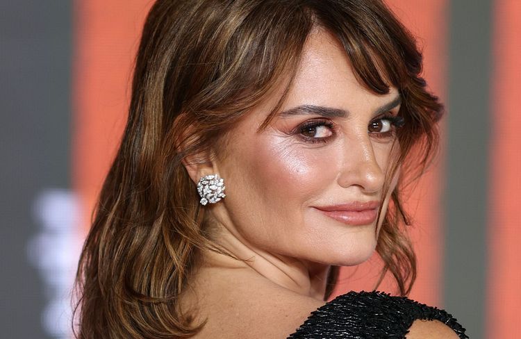 Penélope Cruz méconnaissable : elle abandonne ses boucles brunes pour un carré blond radical
