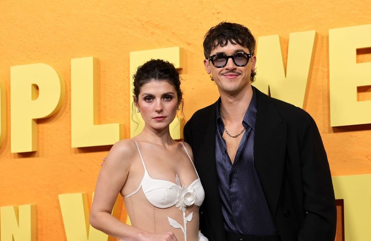Qui sont Tom Blyth et Emily Bader, les stars de  « People We Meet on Vacation » ?