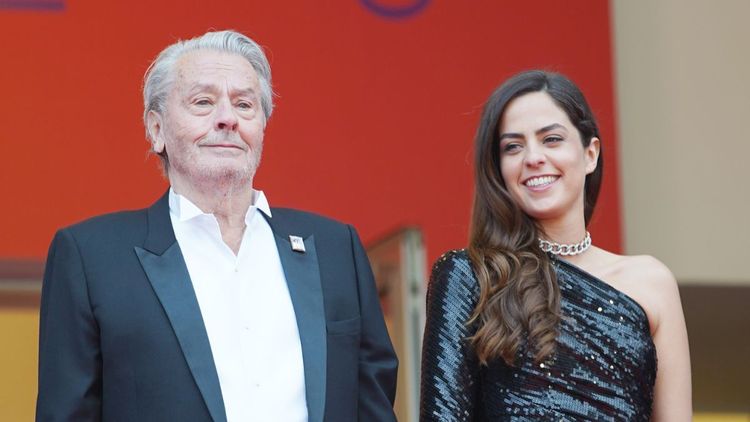 Alain Delon : en plein deuil, Anouchka rencontre les fans de son père décédé