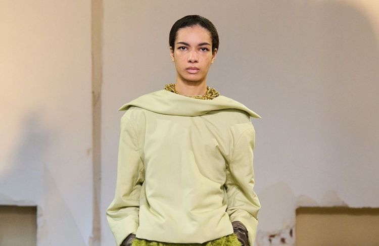 Le vert matcha, la nuance douce qui donne de l'allure en ce début d'hiver