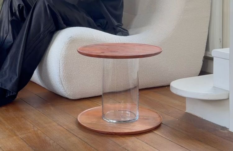 DIY : une table d’appoint en bois et verre pour illuminer l’espace