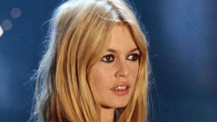Pour son repos éternel, Brigitte Bardot porte une tenue symbolique, son mari Bernard d'Ormale a ajouté un accessoire particulier