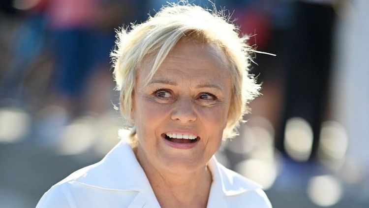 "Elle se déshabille" : Muriel Robin (70 ans) topless à la télé, les dessous de ces images "si uniques" et "incroyables"