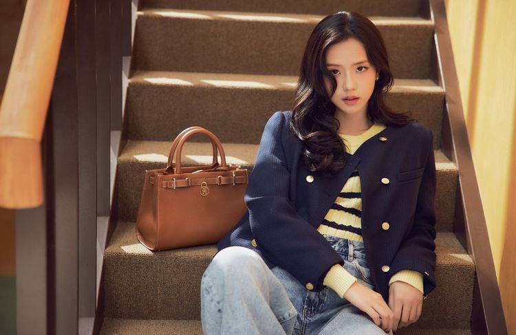 Best of mode de la semaine : Jisoo pose pour Tommy Hilfiger, un cabas désirable signé Sézane x Cahu...