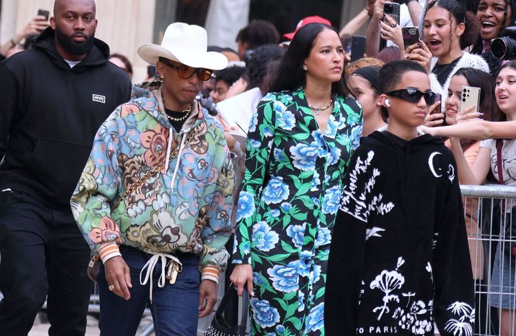 Pharrell Williams, ses parents et son épouse font une apparition remarquée au défilé Kenzo