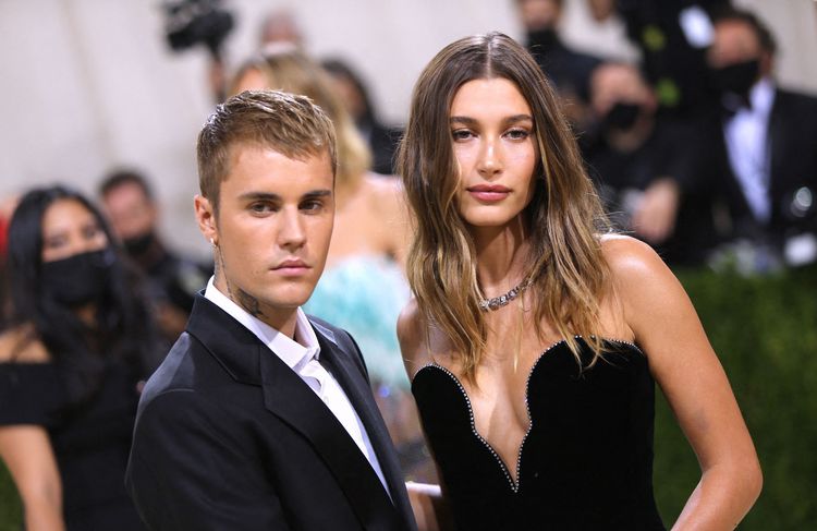 Hailey Bieber annonce sa grossesse dans une robe symbolique