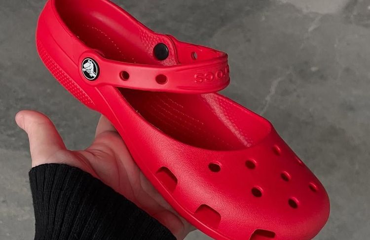 On ne l’avait pas vu venir : cette chaussure longtemps décriée connaît un pic de popularité spectaculaire