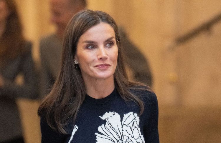 Letizia d’Espagne porte la robe en maille idéale pour un look chic cet automne-hiver